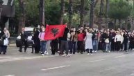 Studenti stižu ispred Raminog kabineta