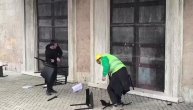 Demonstranti lome stolice ispred Ramine kancelarije