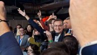 Peva se Vučiću