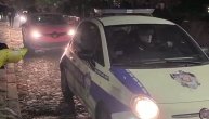 Propušta se još policije, iz auta pokazuju tri prsta