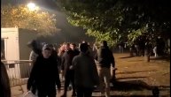 Ljudi ulaze u pionirski park, iznose stolice, lome šatore