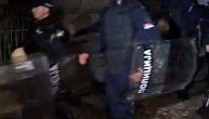 Izvlačenje kordona, pojedini okupljeni vređaju specijalce, oni prolaze bez reakcije