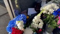 Neko je ostavio pismo generalu: Na grobu Ratka Mladića sveže cveće i flaša rakije