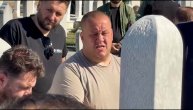 Nakon što se niko od poznatih nije pojavio na grobu Bešlića, Dino jedvan izgovorio...