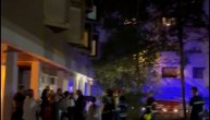 Vatrogasci napustili zgradu, narod ih aplauzom pozdravio