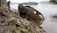 Automobil sa vozačem izvučen iz Dunava posle 11 godina