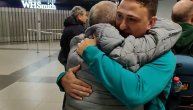 Zagrljaji i suze nakon sletanja aviona iz Dubaija sa građanima Srbije