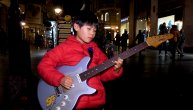 Maleni Kinez svira električnu gitaru u Knezu