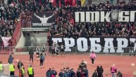Navijači Partizana drže pridiku igračima posle poraza od Vojvodine 3:0