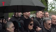 Duško Vujošević sahranjen uz pesmu Đorđa Balaševića: Emotivne scene na Novom groblju
