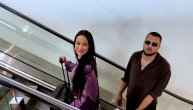 Elena Kitić bez šminke, uhvaćena sa dečkom, sama nosi kofer: Farmerke se spustile, pokazala tetovažu