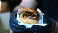 Da li biste probali OVO? Burger od brizli na festivalu u Beogradu