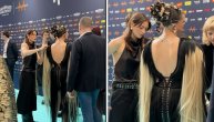 Hit snimak, pobednici Dari na tirkiznom tepihu češljaju haljinu