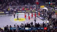 Dirljiv momenat na terenu u Areni posle koša Dvejna Vašingtona