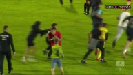Haos u Kragujevcu nakon poslednjeg kola: Navijači uleteli na teren, napali igrače, nastao stampedo