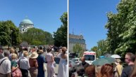 Ljudi se okupljaju ispred hrama: Kilometarska kolona
