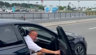 Đani sav u belom stigao na aerodrom, sija zlatni sat na ruci