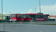 Pokvario se bus na isključenju na autokomandi, pa ljudi izašli da ga guraju da može da se prođe