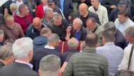 Sejdin sanduk sa ruke na ruku odnesen do kapele