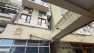 Tuga ispred zgrade u kojoj su živeli Sejda i Halid u Sarajevu