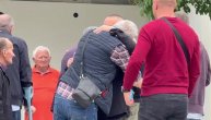 Dino Bešlić prima saučešće ispred kapele
