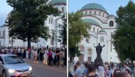 Vernici u redovima čekaju da  isprate pojas Presvete Bogorodice