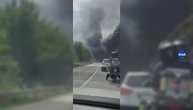 Potpuno izgoreo automobil na putu ka Mokroj Gori