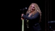 Indira Radić se rasplakala na bini, pa priznala kome je posvetila pesmu “Poželela”