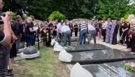 Mala Cana i ćerke plaču