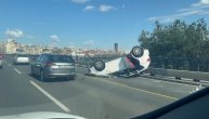 Prevrnuo se automobil na Brankovom mostu