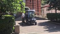 Mane ljubi sliku, doneli kovčeg ispred crkve
