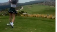 Marija Karan igra golf u izazovnom minicu