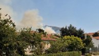 Ovako izgleda požar iznad Baošića koji preti da zahvati i naselje