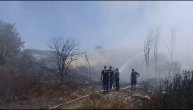 POBEDA VATROGASACA KOD UBA: Vatra, koja je zahvatila deponiju i nisko rastinje pod kontrolom!