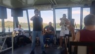Grupa S.A.R.S. izvodi pesmu "Perspektiva" na brodu, kao najava festivala "Brunch u parku"