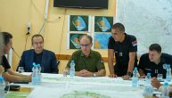 Premijer Macut posetio vatrogasce u Deliblatskoj peščari