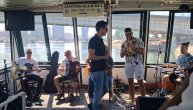 Grupa S.A.R.S. izvodi pesmu "Buđav lebac" na brodu, kao najava festivala "Brunch u parku"