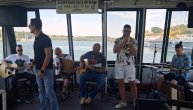 Grupa S.A.R.S. izvodi pesmu "Lutka" na brodu, kao najava festivala "Brunch u parku"