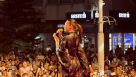 Breskvica grmi u elegantnoj haljini na nastupu