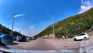 Kilometarske kolone na ulazu u Crnu goru: Vatra bukti tik pored puta, sve se dimi