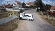 Vozač u Zvečkoj zakucao se u ogradu čoveka: Kamere sve zabeležile