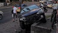 Automobil uleteo na autobusku stanicu u borči