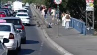 Veliki broj ljudi prelazi Brankov most peške a na mostu je saobraćaj usporen