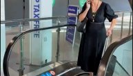 Pevačicu retko viđamo u javnosti, sletela na aerodrom: Po stigao lični šofer, ne ispušta telefon