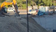 Šest dana od obrušavanja na gradilištu u Vojvode Vlahovića: Šta je sa fićom koji je propao u rupu