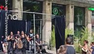 Koncert iznenađenja grupe Neverne Bebe ispred mts Dvorane