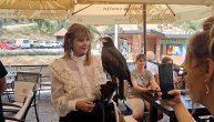 Nastasja Kinski sa sokolom u ruci na Zlatiboru