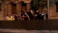 Osoba u odori svestenika udaljena sa prajda