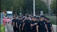 Kordoni policije ispred skupštine, sa prozora se vijori LGBT zastava