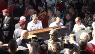 Kovčeg sa telom Ratka Mladića stigao na Topčidersko groblje: Građani ga dočekali aplauzom